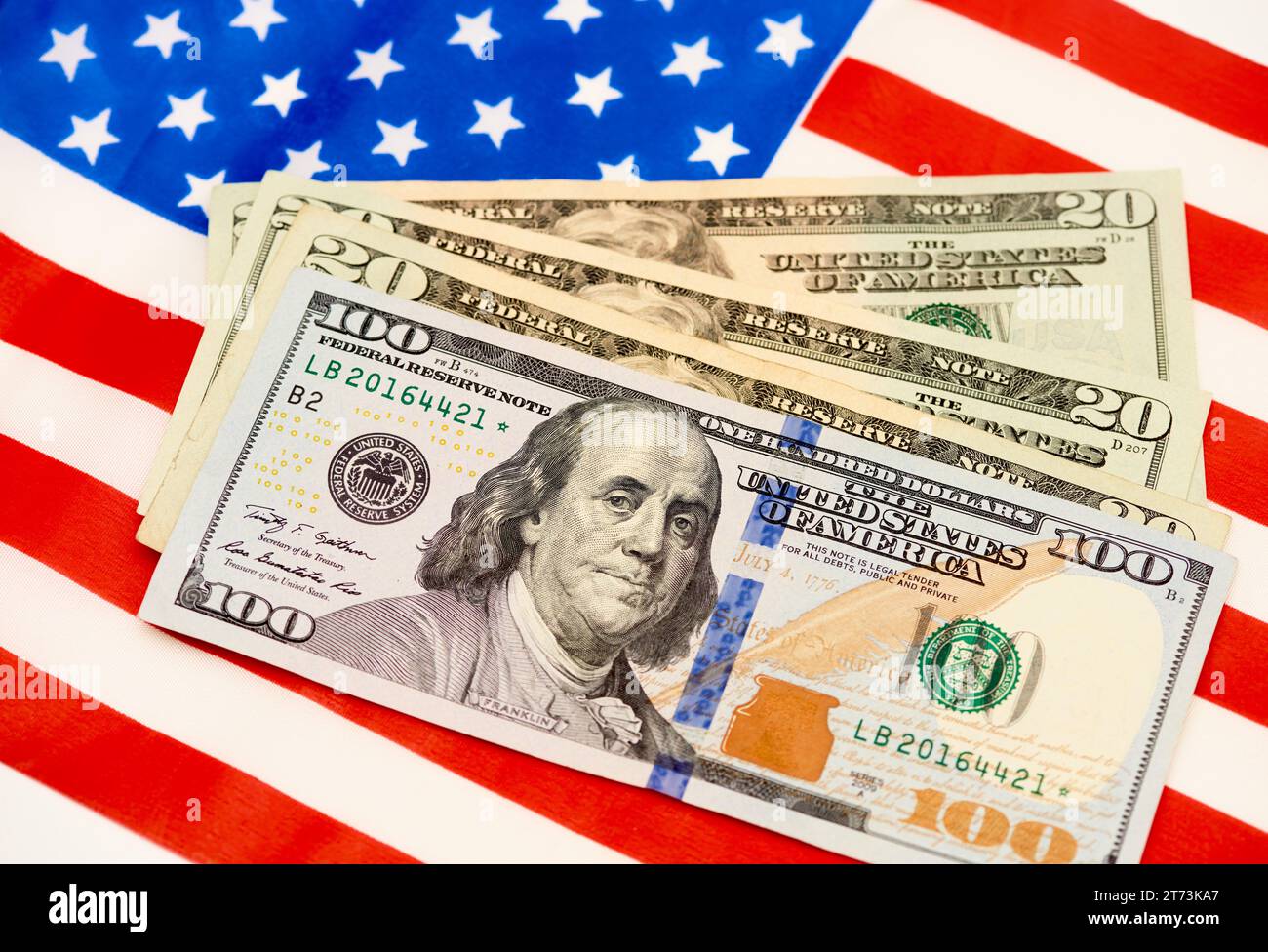Banconote su bandiera statunitense Foto Stock