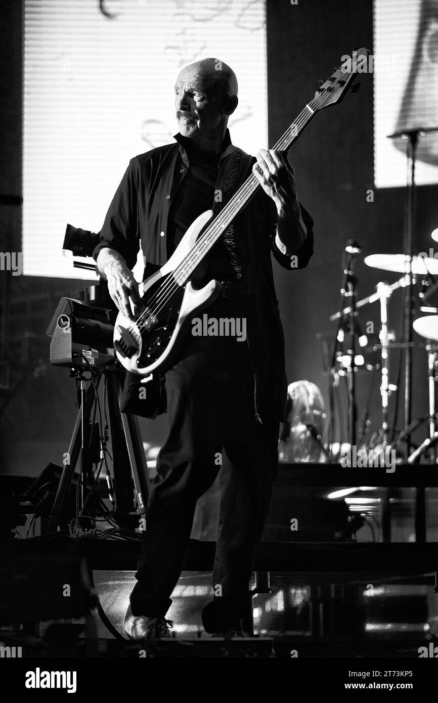 Tony Levin ha fotografato sul palco durante il Peter Gabriel - i/o The Tour alla O2 Arena di Londra , Regno Unito il 13 novembre 2023 . Foto di Julie Edwards. Foto Stock