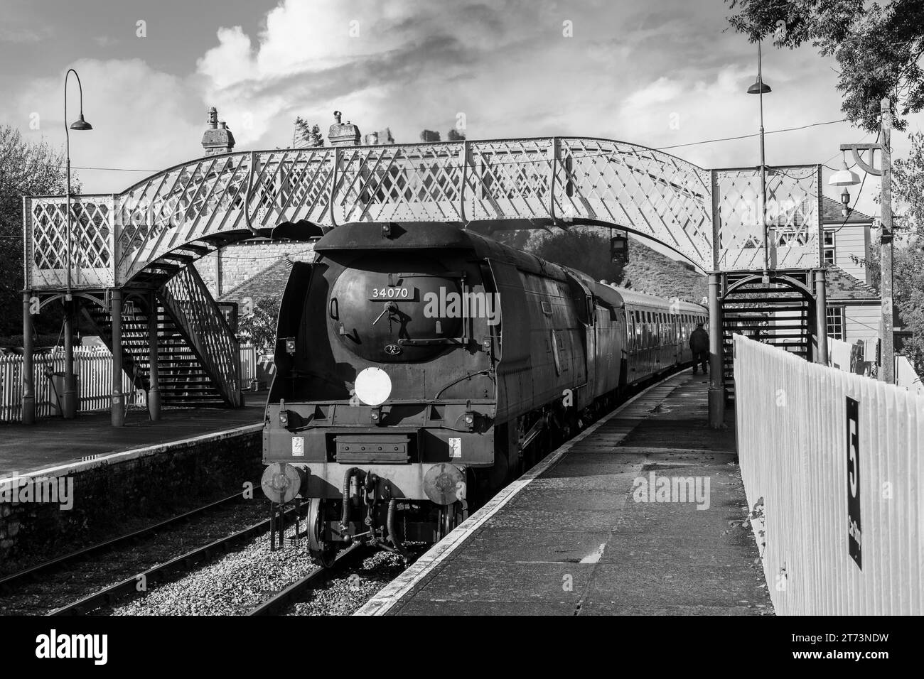 BR regione meridionale non ricostruita Bulleid Pacific No. 34070 "Manston" arrivando al castello di Corfe con un treno per Swanage. Foto Stock