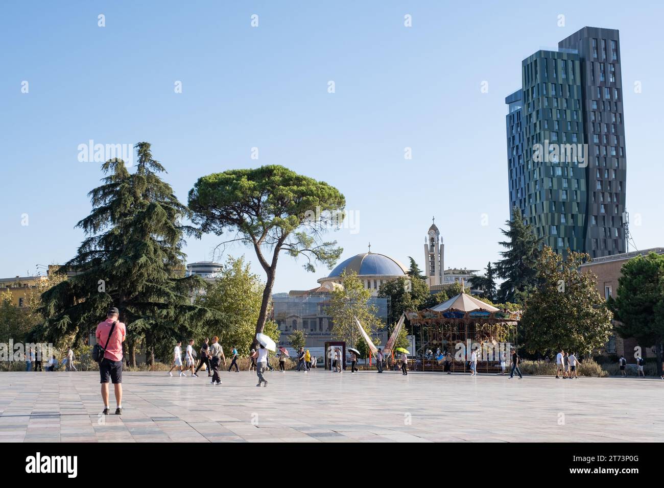 La piazza aperta di Piazza Skanderbeg, Tirana, Albania, con la Resurrezione della Cattedrale ortodossa di Cristo visibile dietro Foto Stock