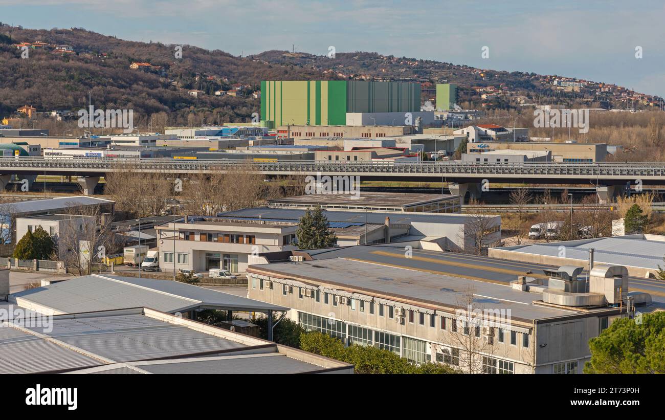 Muggia, Italia - 4 febbraio 2018: Zona industriale vicino a Trieste in inverno. Foto Stock