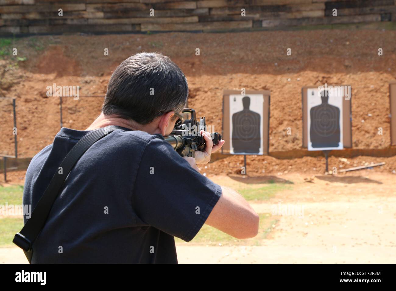 Un agente di polizia addestrato con un fucile al tiro Foto Stock