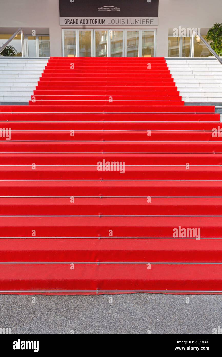 Cannes, Francia - 1 febbraio 2016: Tappeto rosso vuoto al famoso Festival Hall Louis Lumiere Cannes Festival. Foto Stock