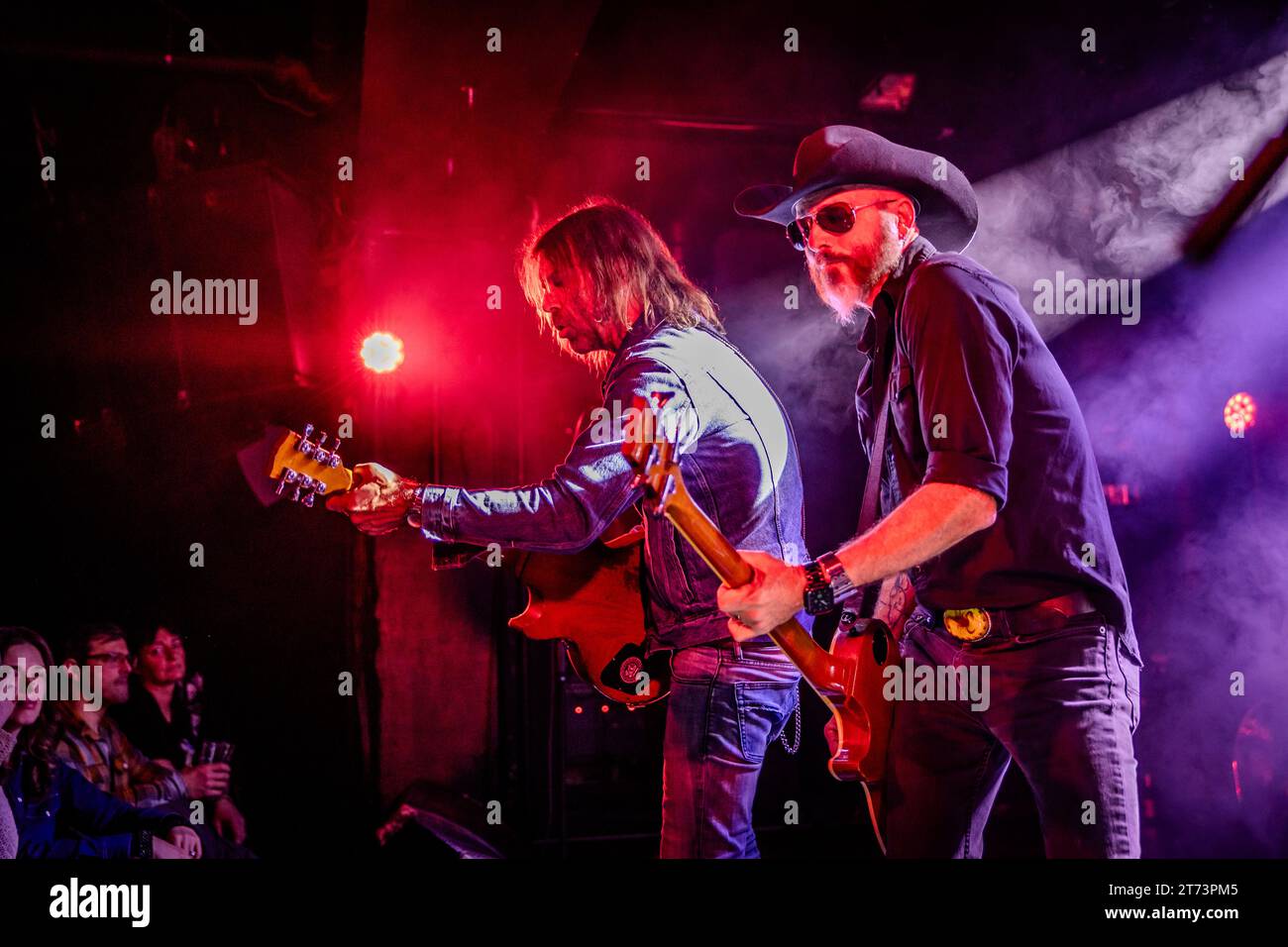 Oslo, Norvegia. 9 novembre 2023. Il gruppo rock americano The Supersuckers esegue un concerto dal vivo al John Dee di Oslo. Qui il chitarrista Marty Chandler (L) è visto dal vivo sul palco con il bassista Edward Daly (R). (Foto: Gonzales Photo - Ketil Martinsen). Foto Stock