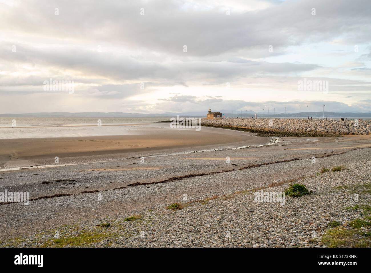 Per lo più giorno coperto sulla spiaggia e Stone Jetty a Morecambe Bay nella città di Morecambe, Lancashire, Regno Unito Foto Stock