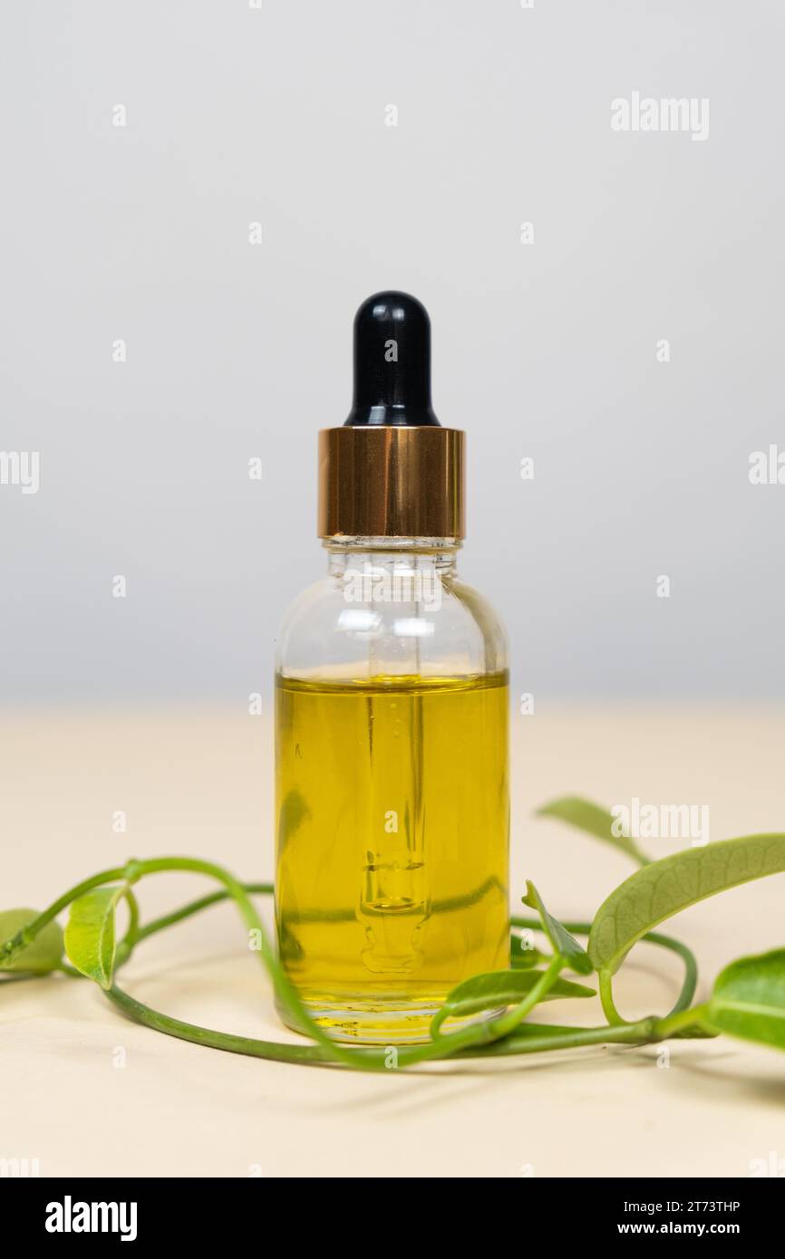 Olio naturale per la cura dei capelli e della pelle. Prodotti ecologici per capelli. Foto Stock