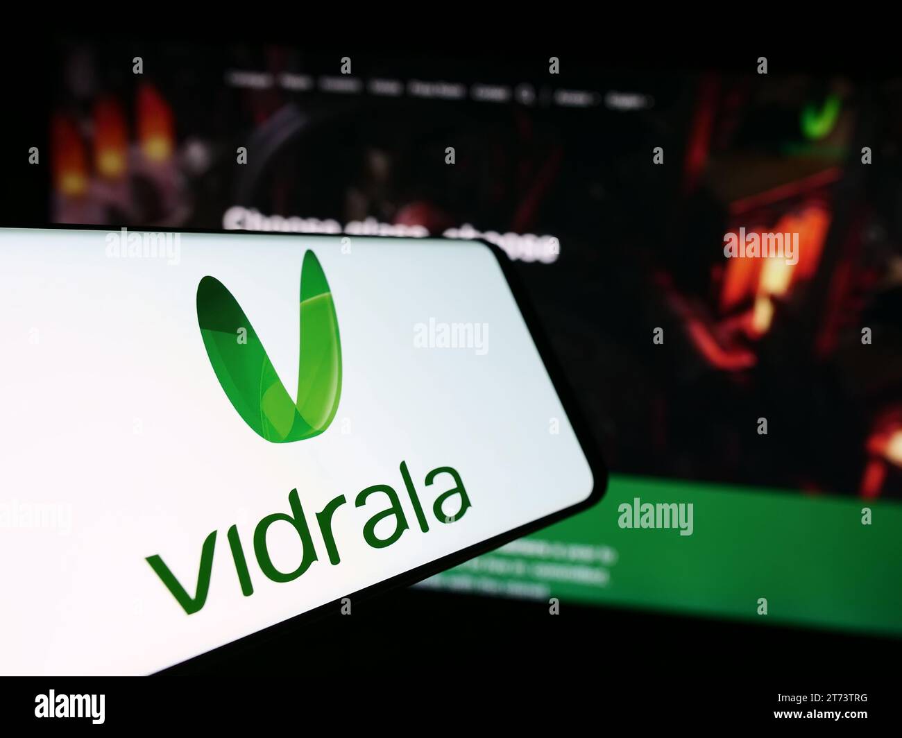 Smartphone con logo della società spagnola di produzione del vetro Vidrala SA davanti al sito Web aziendale. Concentrarsi sul centro del display del telefono. Foto Stock