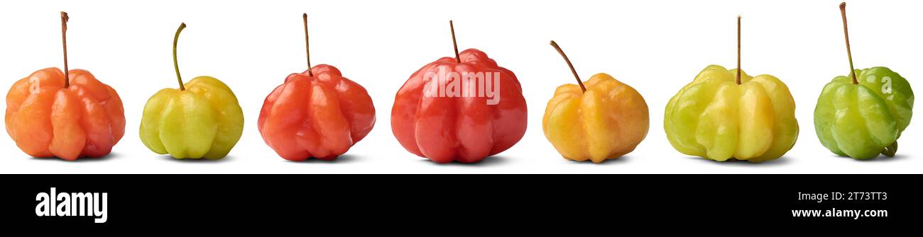 set di ciliegie suriname, eugenia uniflora, alias pitanga, ciliegia brasiliana o cayenne, frutti colorati e vibranti isolati su sfondo bianco Foto Stock