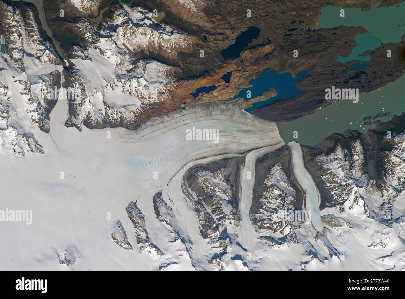 CILE/ARGENTINA - 31 ottobre 2023 - il ghiacciaio Upsala, tra il Cile e l'Argentina, sfocia nel Lago Argentina in questa fotografia dall'Internationa Foto Stock