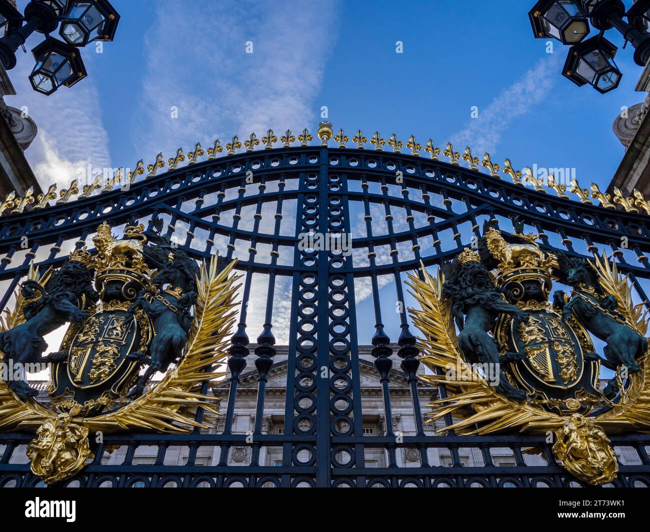 Unicorns and Lions on Buckingham Palace Gates, Buckingham Palace, Londra, Inghilterra, Regno Unito, GB. Foto Stock