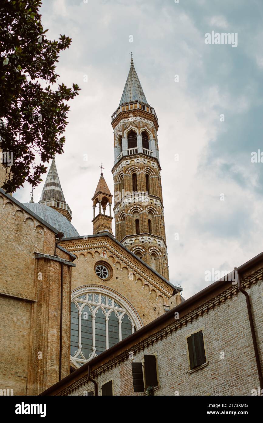 Vecchia chiesa nel centro storico di Padova, Italia. Destinazione di viaggio in Italia. Foto Stock