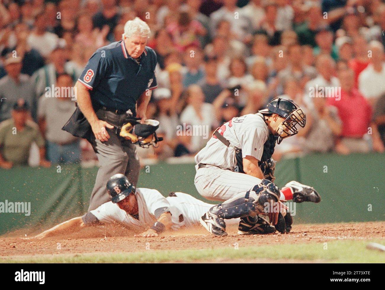 Red Sox Twins 14 agosto 1998 il fielder dei Red Sox Out Darren Lewis segna al piatto di casa in azione al Fenway Park Boston ma USA foto di Bill belknap Foto Stock