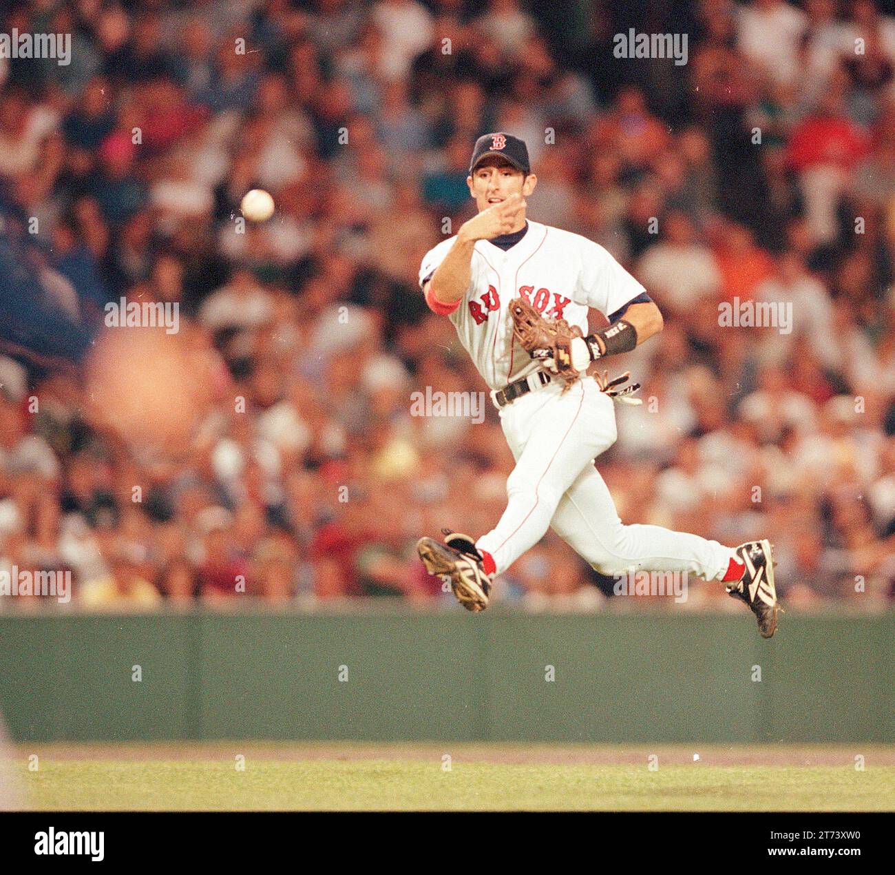 Red Sox Twins 14 agosto 1998 Red Sox Second base Nomar Garciaparra in azione di gioco al Fenway Park Boston ma USA foto di Bill belknap Foto Stock