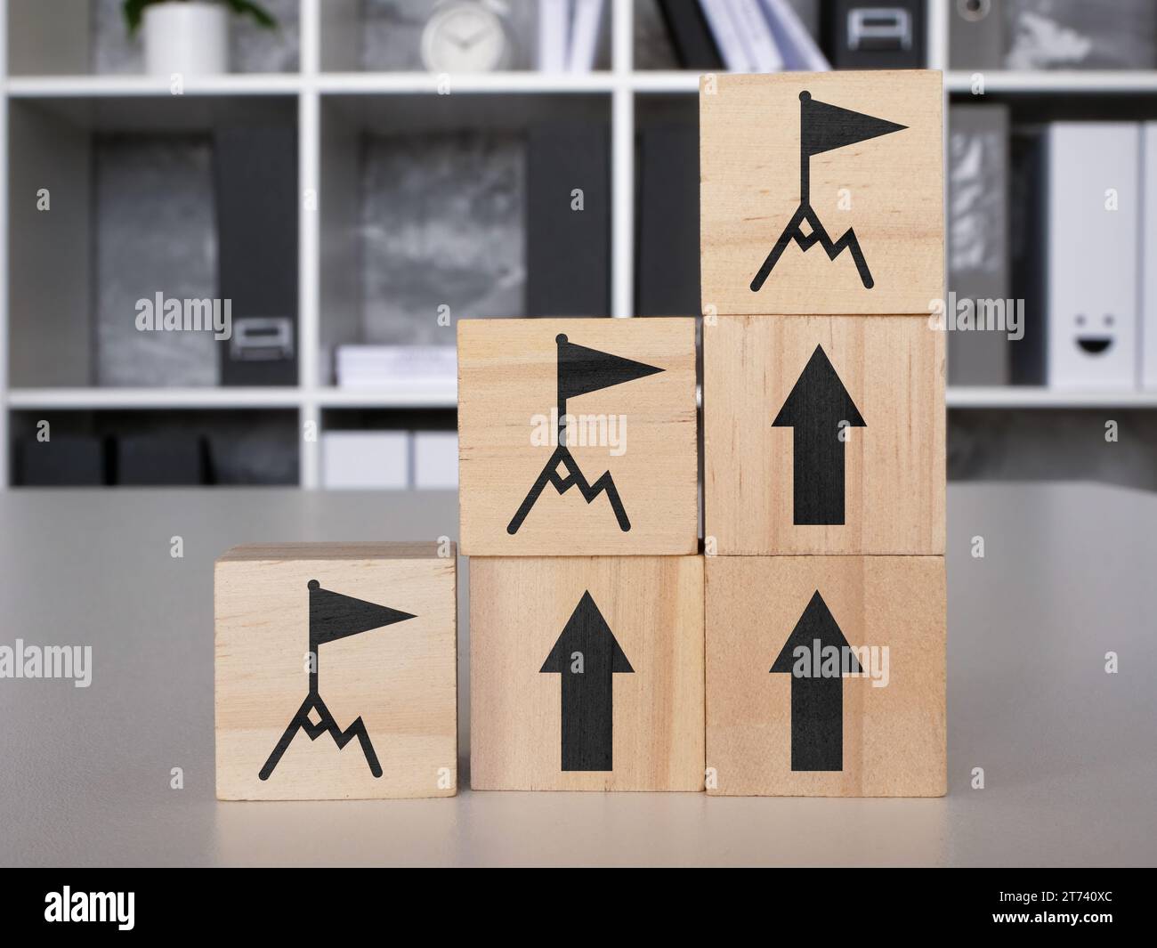 Cubi con frecce e bandiere. Sviluppo di idee, passo dopo passo e prestazioni kpi. Foto Stock