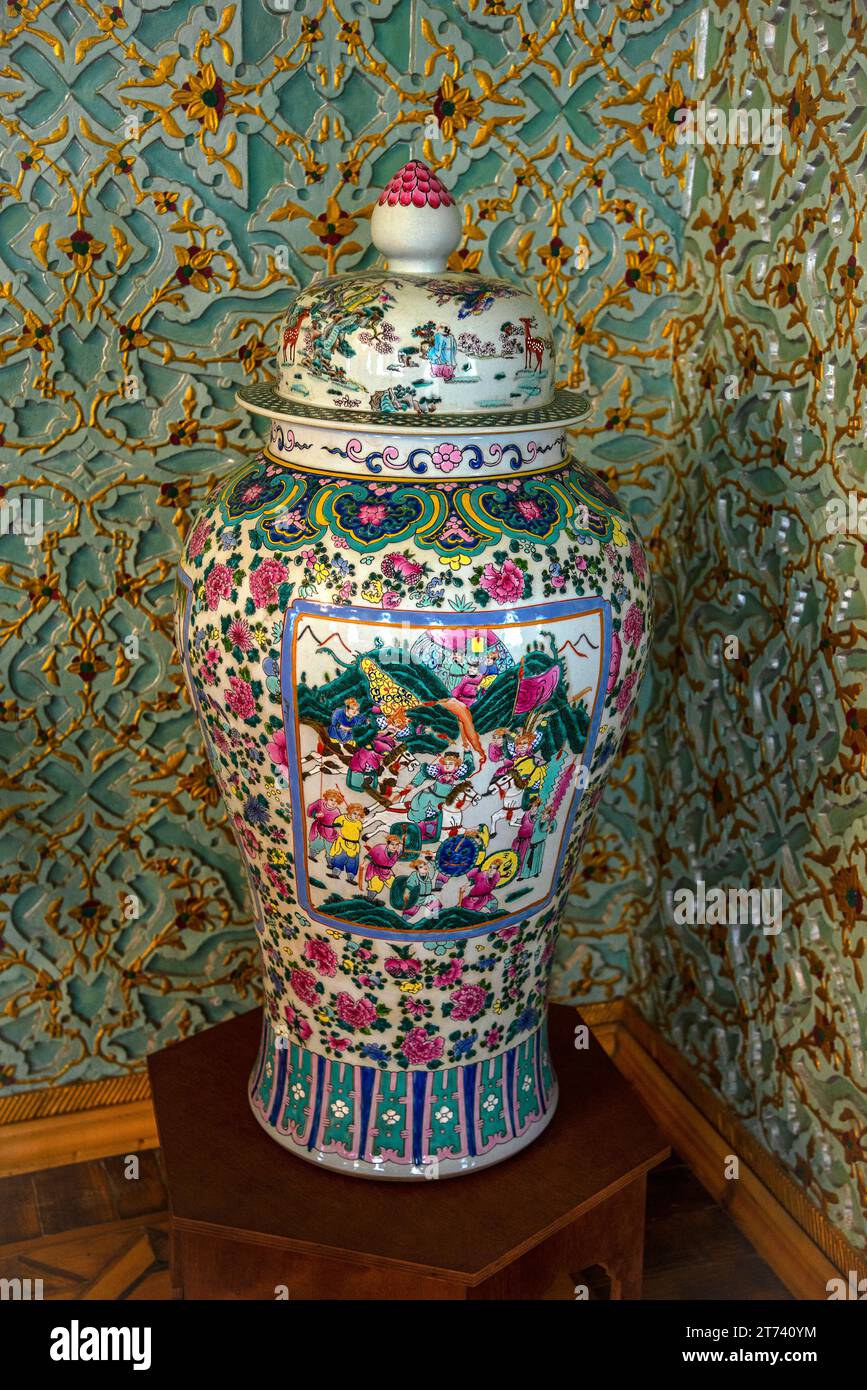 KHIVA, UZBEKISTAN - 7 SETTEMBRE 2022: Vaso cinese (XXVII-XXVIII) dell'era Qing nell'esposizione del Palazzo Nurillabai Khan. Khiva, Uzbekistan Foto Stock