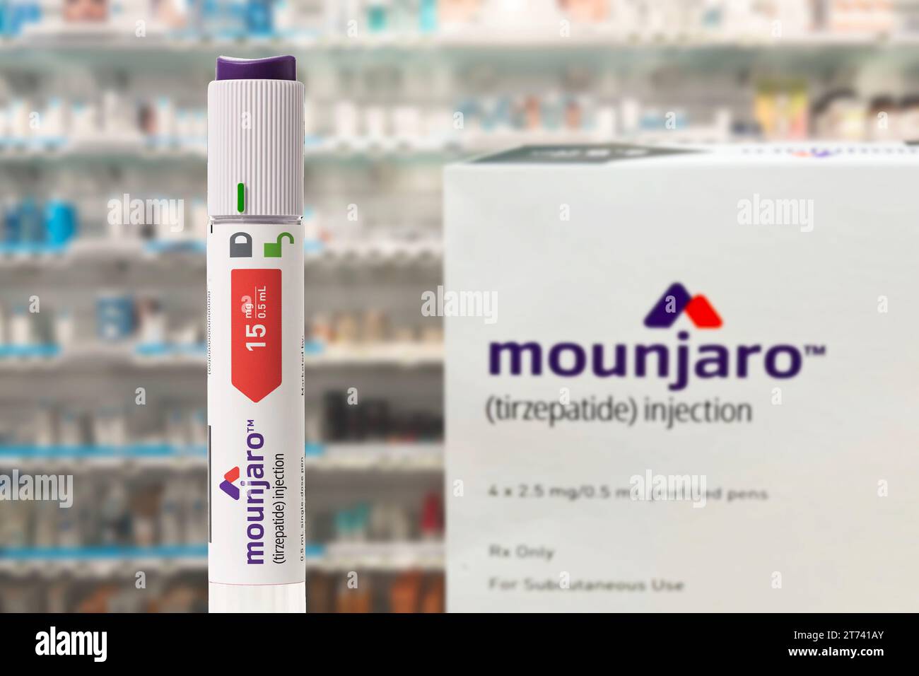 Mounjaro - Tirzepatide con penna per iniezione è un farmaco antidiabetico utilizzato per il trattamento del diabete e per perdere peso. Concentrati sul primo piano. Co Foto Stock
