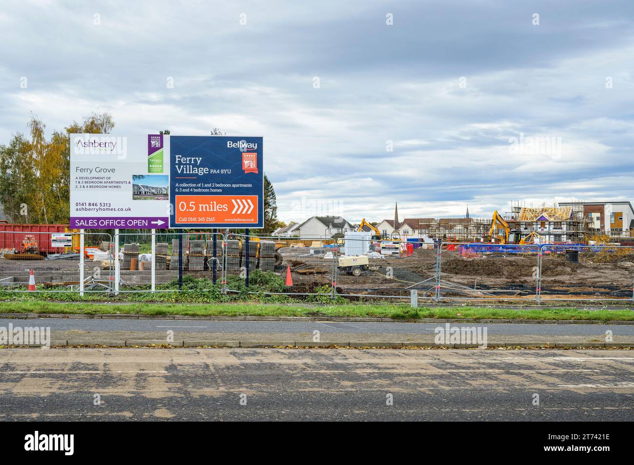 Ashberry Homes Ferry Grove e Bellway Homes Ferry Village che ospitano il cantiere Braehead vicino a Glasgow, Renfrew, Renfrewshire, Scozia, Regno Unito Europa Foto Stock