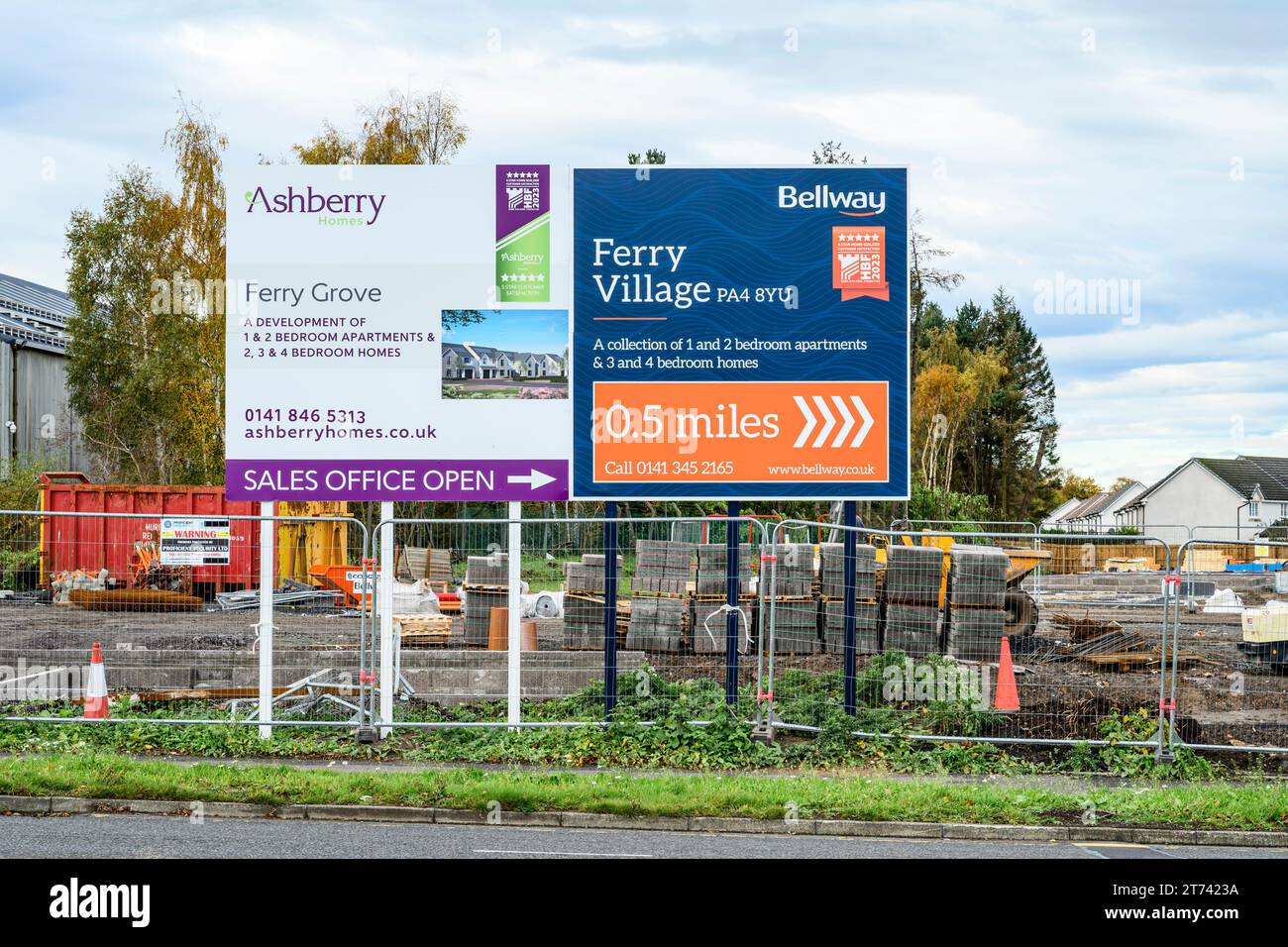 Ashberry Homes Ferry Grove e Bellway Homes Ferry Village che ospitano il cantiere Braehead vicino a Glasgow, Renfrew, Renfrewshire, Scozia, Regno Unito Europa Foto Stock