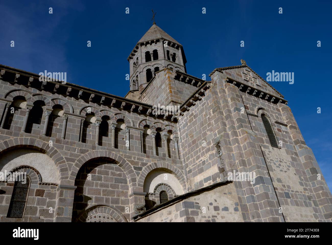 Notre-Dame-du-Mont-Cornadore, chiesa di Saint-Nectaire nel dipartimento del Puy-de-Dôme Foto Stock