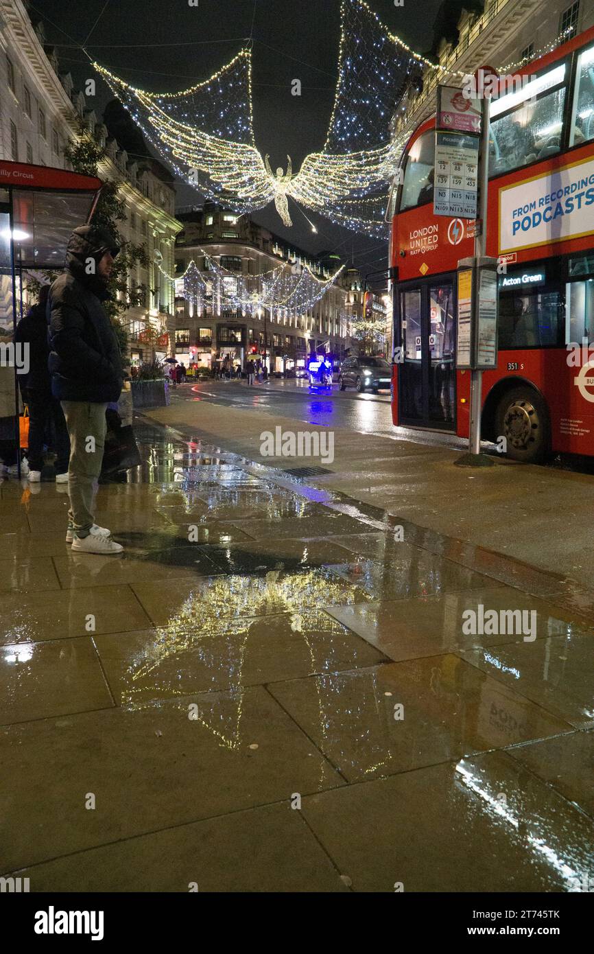 UK Weather, Londra, 12 novembre 2023: Le luci di Natale su Regent Street si riflettono sulle strade bagnate in una notte piovosa. Anna Watson/Alamy Live News Foto Stock