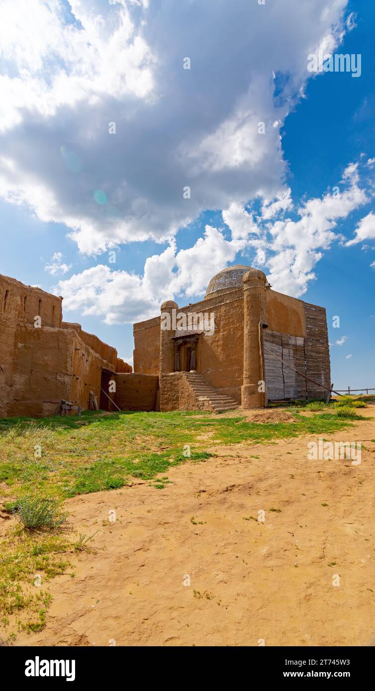 Frammento del muro della fortezza e edificio religioso di senso religioso dal mattone cotto spalmato di argilla Foto Stock