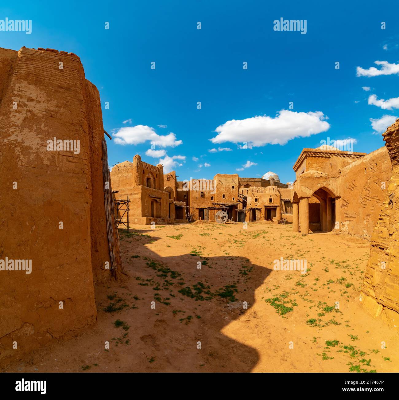 Fatiscente città medievale orientale in un'area desertica Foto Stock