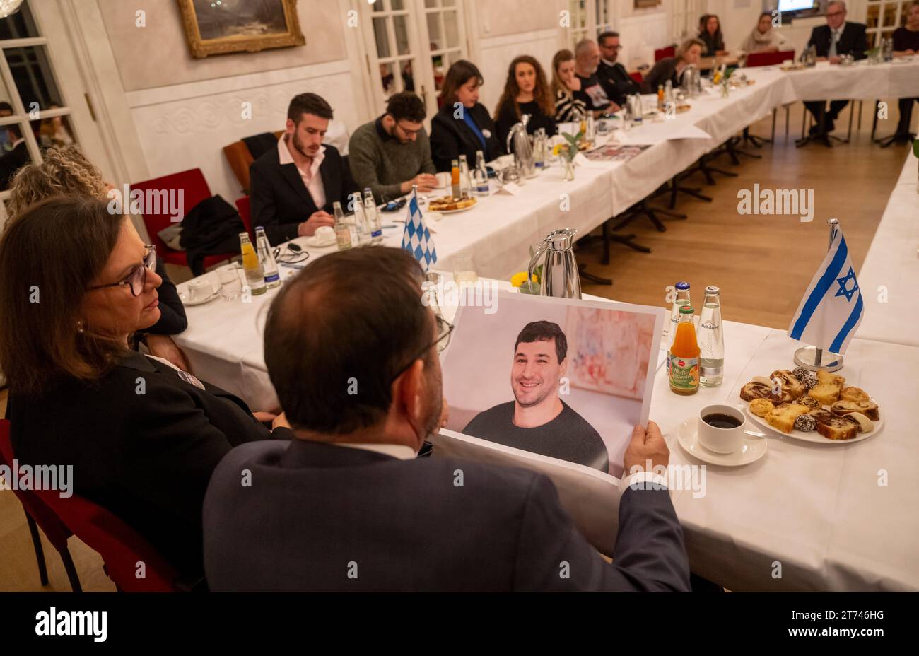 Monaco, Germania. 13 novembre 2023. Il presidente del Parlamento Ilse Aigner (CSU) e Klaus Holetschek, presidente del gruppo parlamentare CSU, guardano un poster che mostra un ostaggio israeliano tenuto da Hamas. I parenti degli ostaggi israeliani di Hamas sono stati ricevuti da Aigner (CSU) nel parlamento statale bavarese. Credito: Peter Kneffel/dpa - ATTENZIONE: Solo per uso editoriale in relazione a un rapporto sull'incontro menzionato e solo con menzione completa del suddetto credito/dpa/Alamy Live News Foto Stock