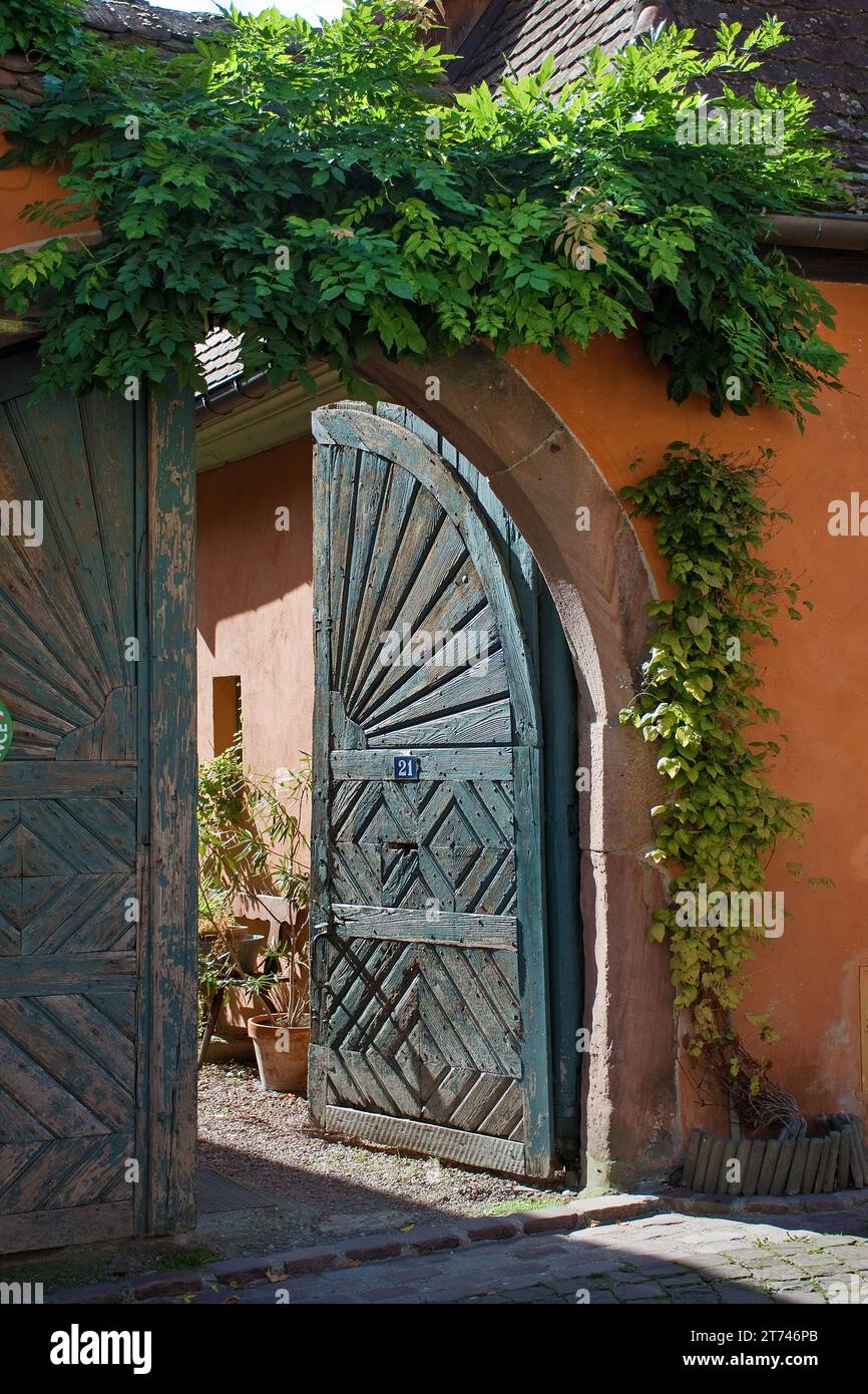 Bergheim, vecchio e pesante cancello di legno per un'azienda vinicola Foto Stock