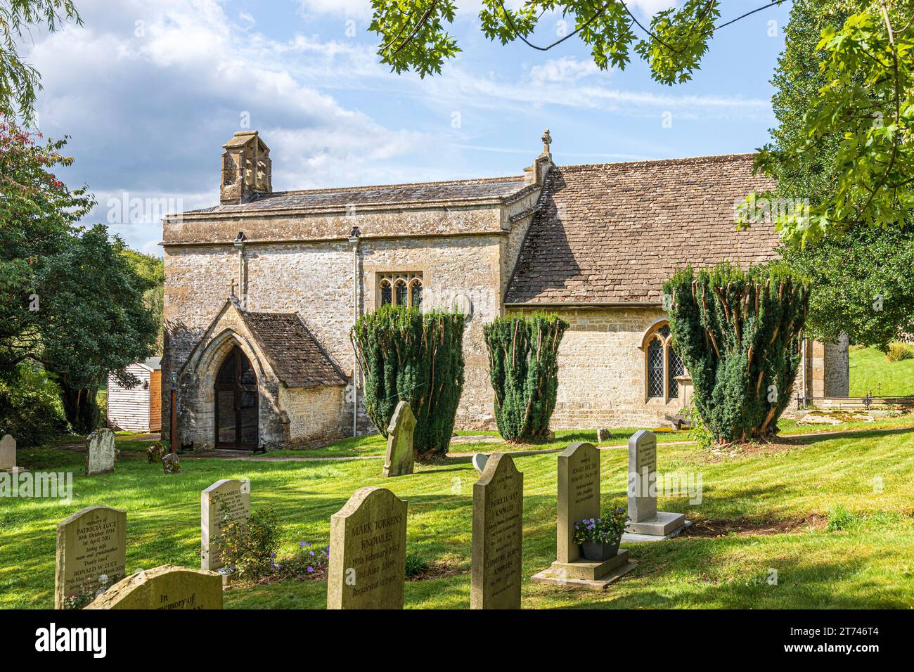 La chiesa di Santa Maria Maddalena del XII secolo nel villaggio Cotswold di Baunton, Gloucestershire, Regno Unito Foto Stock