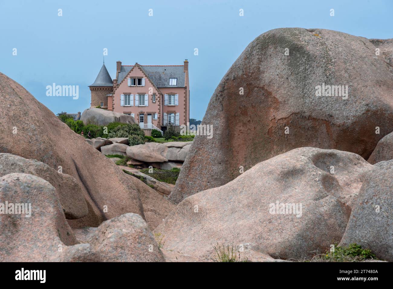 Haus an der Rosa Granitküste bei Ploumanac`h, Bretagne, Frankreich Foto Stock