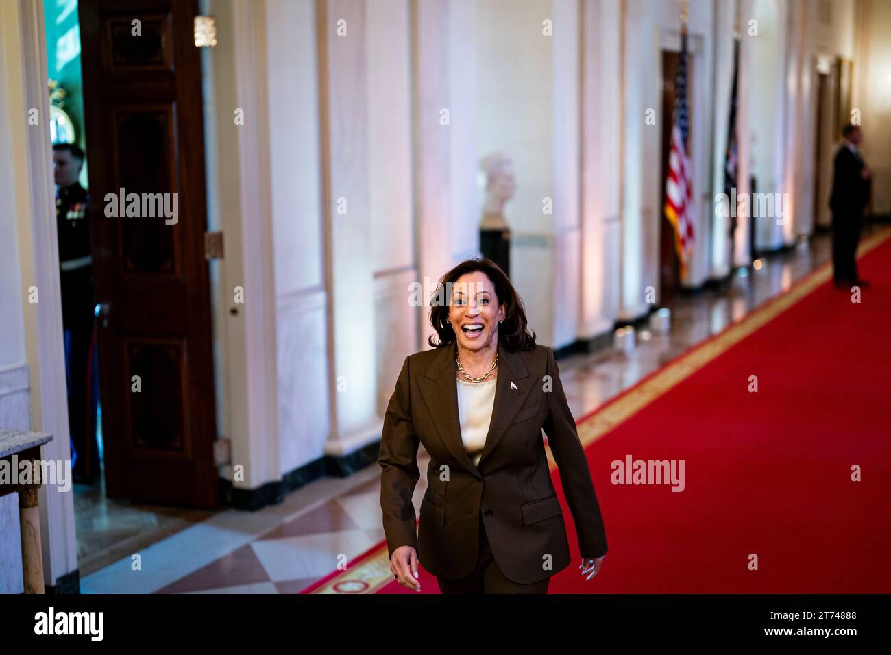 Washington, USA. 13 novembre 2023. Il vicepresidente DEGLI STATI UNITI Kamala Harris arriva prima di un evento che ospita i Vegas Golden Knights per celebrare la vittoria della Stanley Cup 2023 nella sala est della Casa Bianca a Washington, DC, Stati Uniti, lunedì 13 novembre, 2023. i Golden Knights vinsero la loro prima Stanley Cup battendo i Florida Panthers quattro partite a uno. Fotografo: Al Drago/Pool/Sipa USA credito: SIPA USA/Alamy Live News Foto Stock