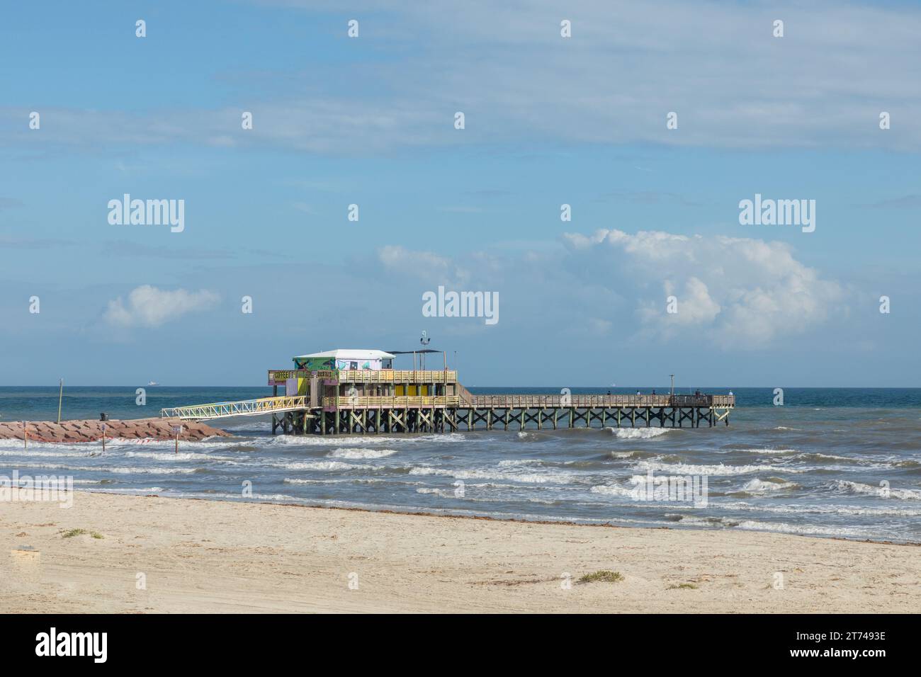 Galveston, USA - 9 novembre 2023: Pittoresco molo in legno antico sulla spiaggia di Galveston, Texas, USA Foto Stock