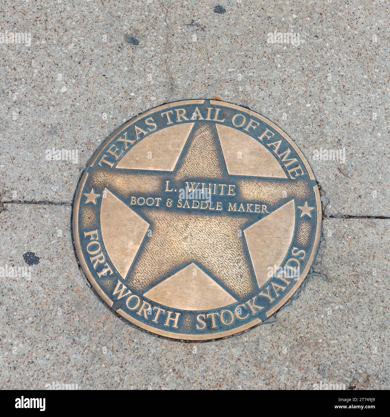 Fort Worth, Texas - 4 novembre 2023: Il texas Trail of Fame onora L. White, produttore di stivali e sattle con un piatto a piedi della fama nel mercato del bestiame di Fort Worth Foto Stock