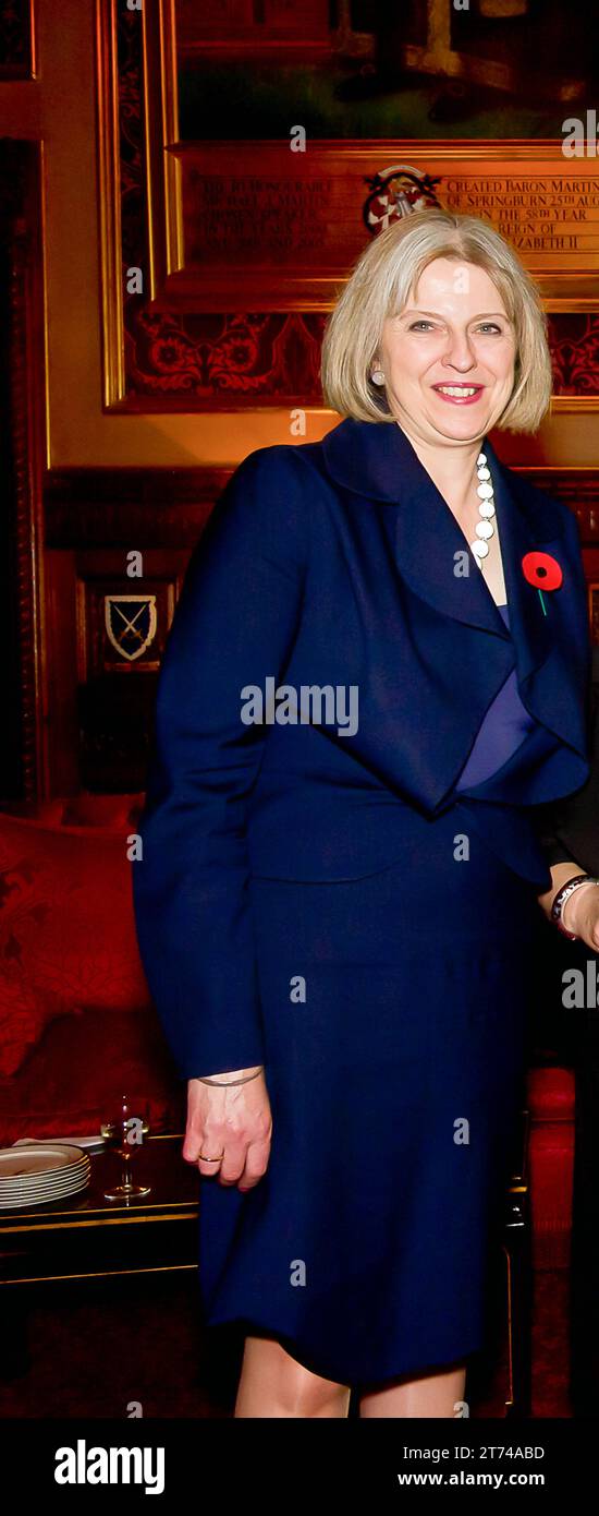 IMMAGINI DEI FILE. 13 novembre 2023. Theresa Mary, Lady May, una politica britannica che ha servito come primo ministro del Regno Unito e leader del Partito Conservatore dal 2016 al 2019. In precedenza ha prestato servizio nel gabinetto di David Cameron come Segretario di Stato per gli affari interni dal 2010 al 2016 ed è stata membro del Parlamento per Maidenhead nel Berkshire dal 1997. May è stata la seconda donna primo ministro del Regno Unito dopo Margaret Thatcher, e la prima donna a detenere due dei grandi uffici di Stato. Westminster, Londra, Regno Unito. 1 novembre 2011. Nella foto Theresa May, parlamentare ad un ricevimento parlamentare alla camera dell'OCM Foto Stock
