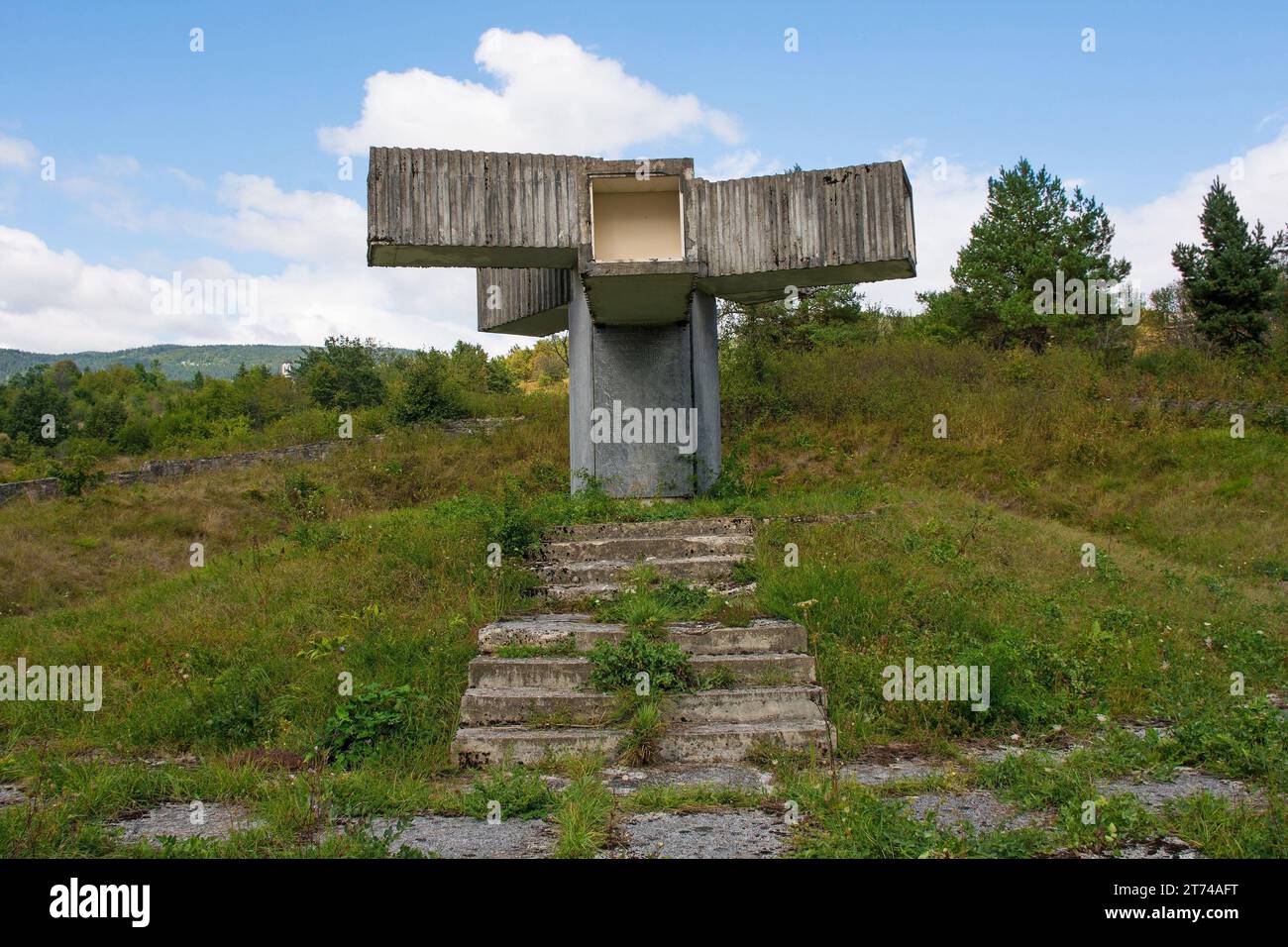 Bravsko, Bosnia - 5 settembre 2023. Un memoriale partigiano dell'era jugoslava della seconda guerra mondiale a Bransko nel comune di Bosanski Petrovac di una-sana Canton, Bosnia Foto Stock