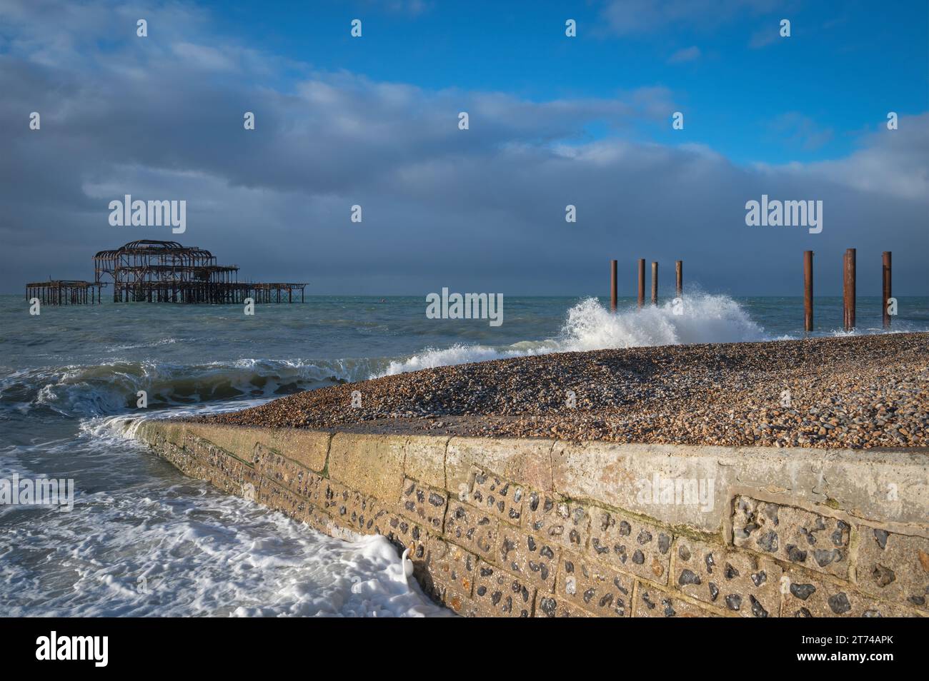 Vista mattutina dei resti del Brightons West Pier dal lungomare, Brighton, Sussex, Inghilterra, Regno Unito Foto Stock