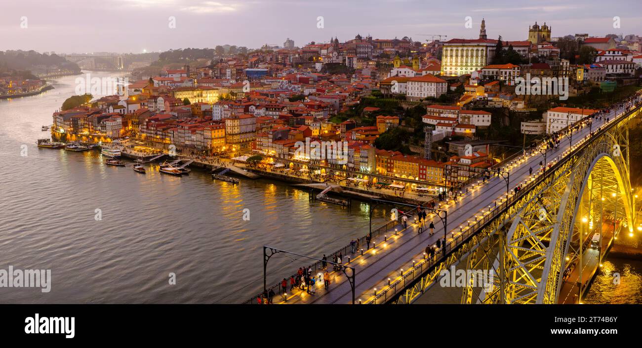 Immagine panoramica, skyline della città vecchia di Porto, Oporto, ponte Luís i, fiume Douro, panorama della città al tramonto, Cais da Ribeira vecchie case, Porto, Portogallo Foto Stock