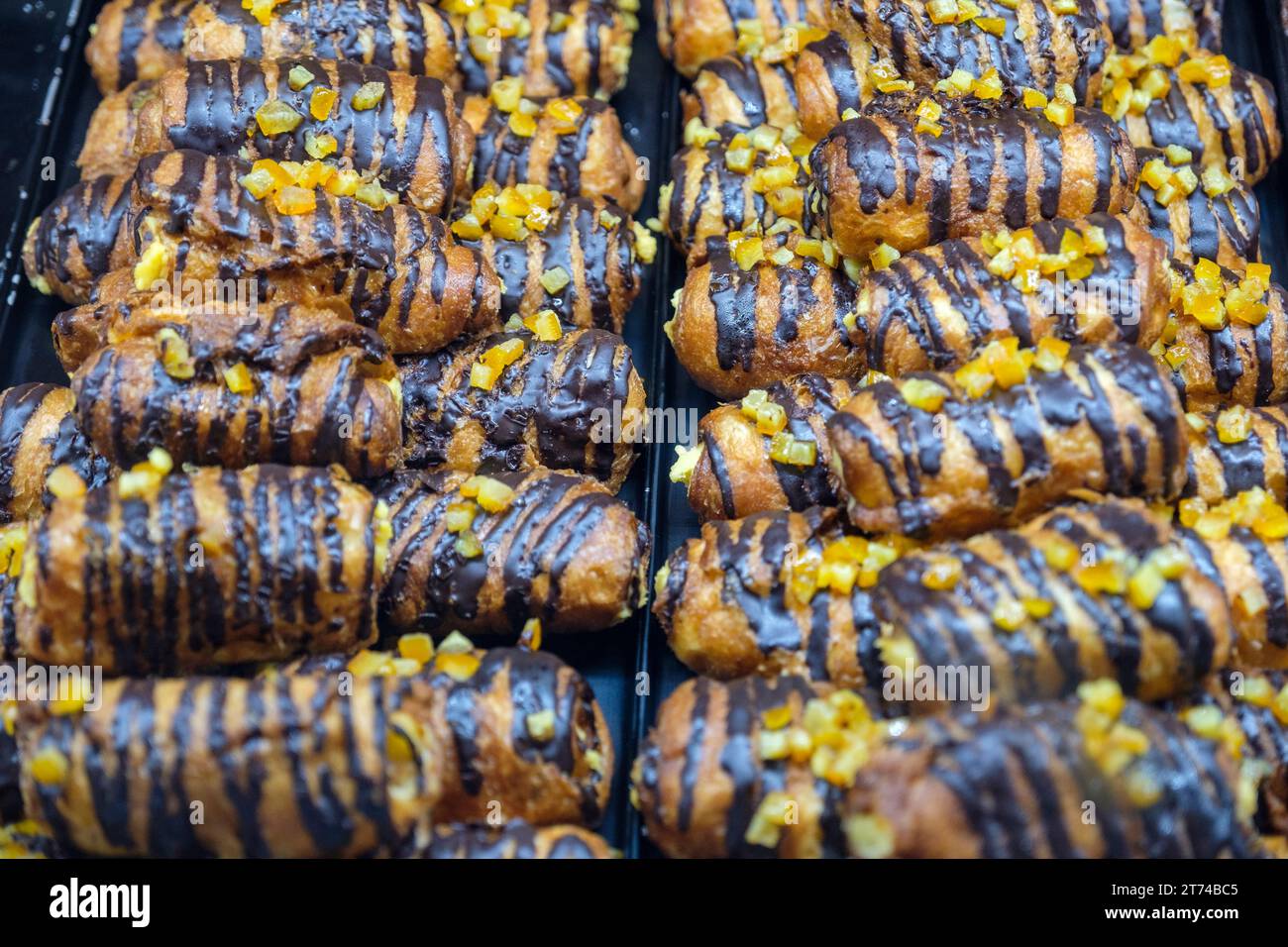 Girona xuixos, xuxos, susos, tradizionale pasticceria catalana ricoperta di zucchero dolce fritta in profondità ripiena di crema catalana, Girona, Catalogna, Spagna Foto Stock
