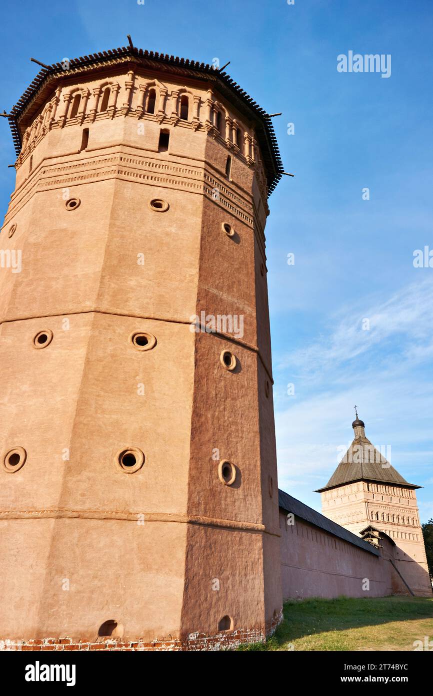 Muro e torre del monastero di Spaso-Evfimievsky a Suzdal, Russia Foto Stock