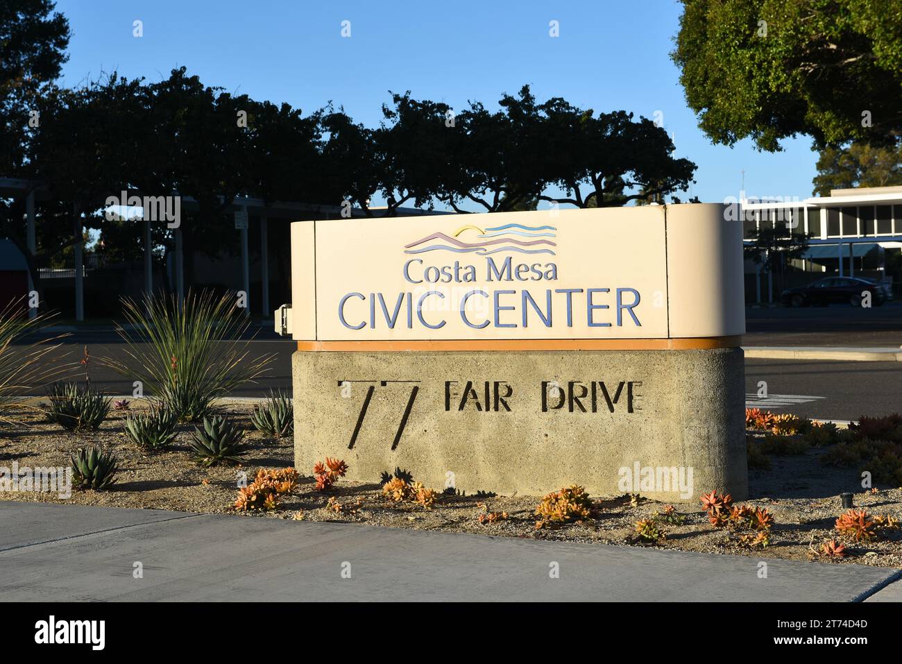 COSTA MESA, CALIFORNIA - 12 novembre 2023: Cartello del centro amministrativo all'ingresso di Fair Drive per il municipio e le strutture del dipartimento di polizia. Foto Stock