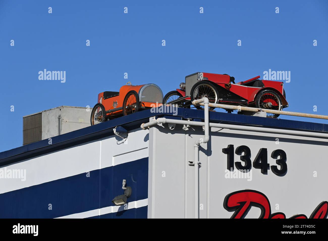 SANTA ANA, CALIFORNIA - 10 novembre 2023: Auto d'epoca in cima al Dealers Service di Santa Ana. Foto Stock
