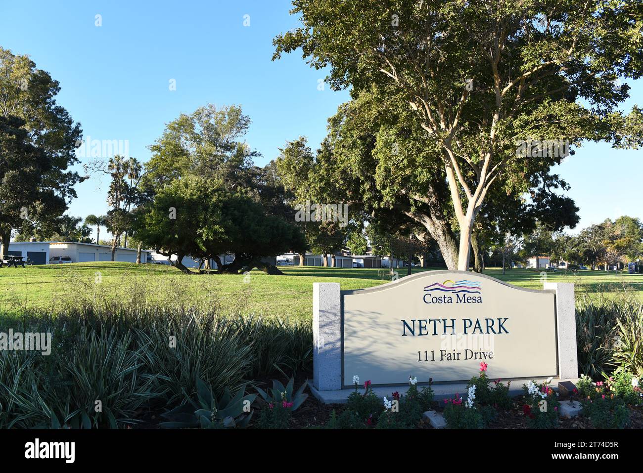 COSTA MESA, CALIFORNIA - 12 novembre 2023: Il Neth Park adiacente al Dipartimento di polizia prende il nome dal suo capo di polizia più longevo. Foto Stock