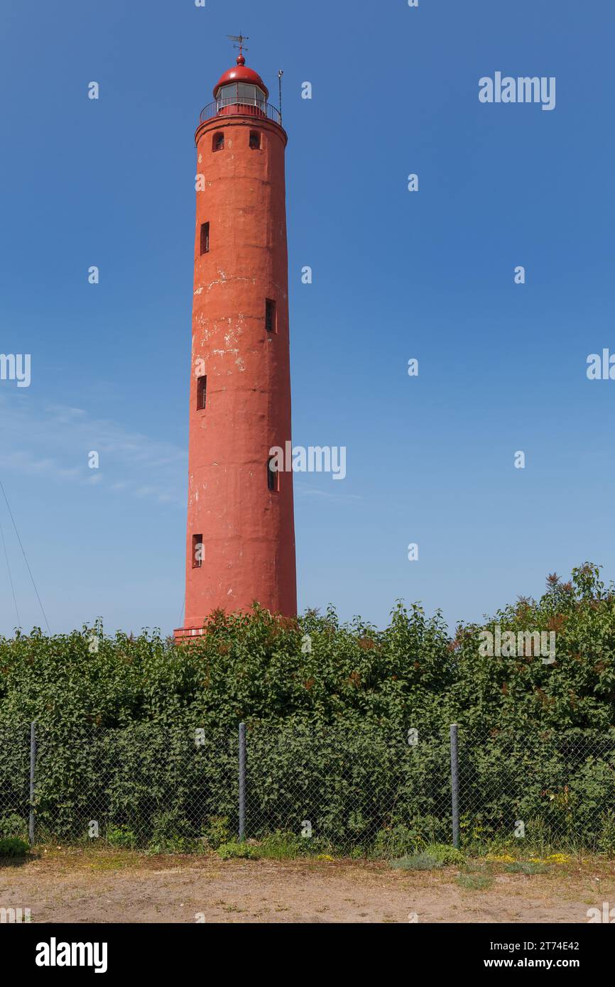 Faro di Akmenraga in Lettonia. Alta torre rossa. Foto Stock