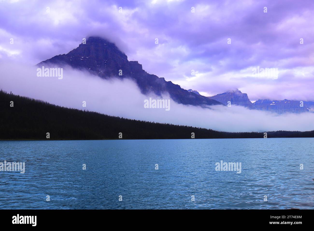 Qui c'è il Monte Chephren vicino al lago Waterfowl una buia mattinata. Le nuvole aiutano davvero a mostrare quanto sia alta una cosa. Foto Stock