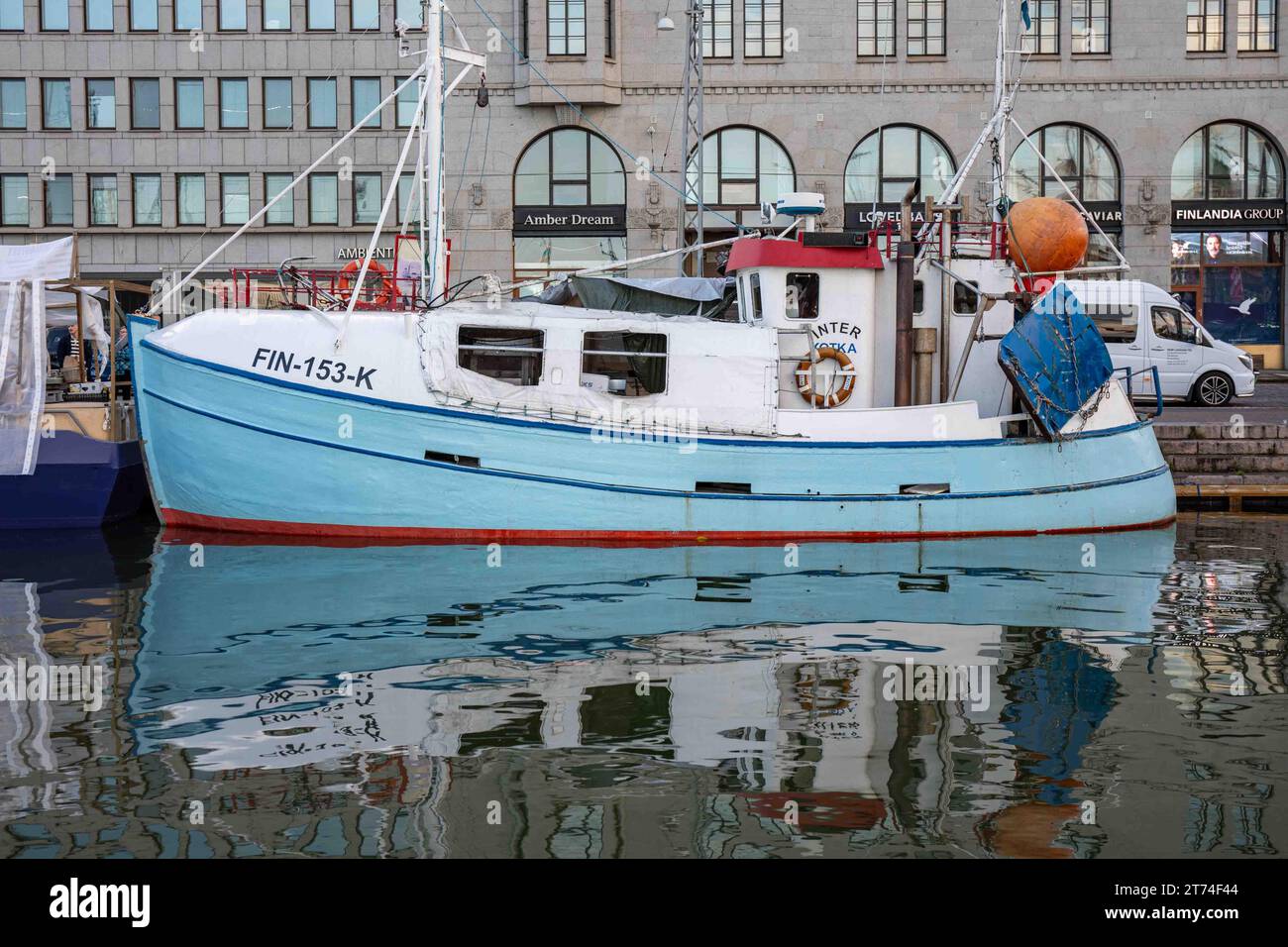 Peschereccio da traino M/S Inter ormeggiato a Kolera-allas durante lo Stadin silakkamarkkinat o la fiera dell'aringa baltica di Helsinki a Helsinki, Finlandia Foto Stock