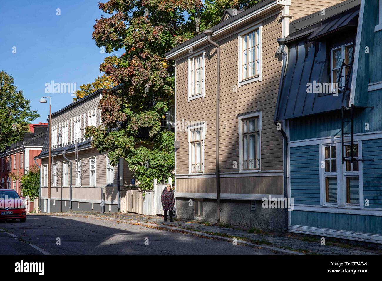 Vista sulla strada con vecchi edifici residenziali in legno in una soleggiata giornata autunnale nel quartiere Puu-Vallila di Helsinki, Finlandia Foto Stock