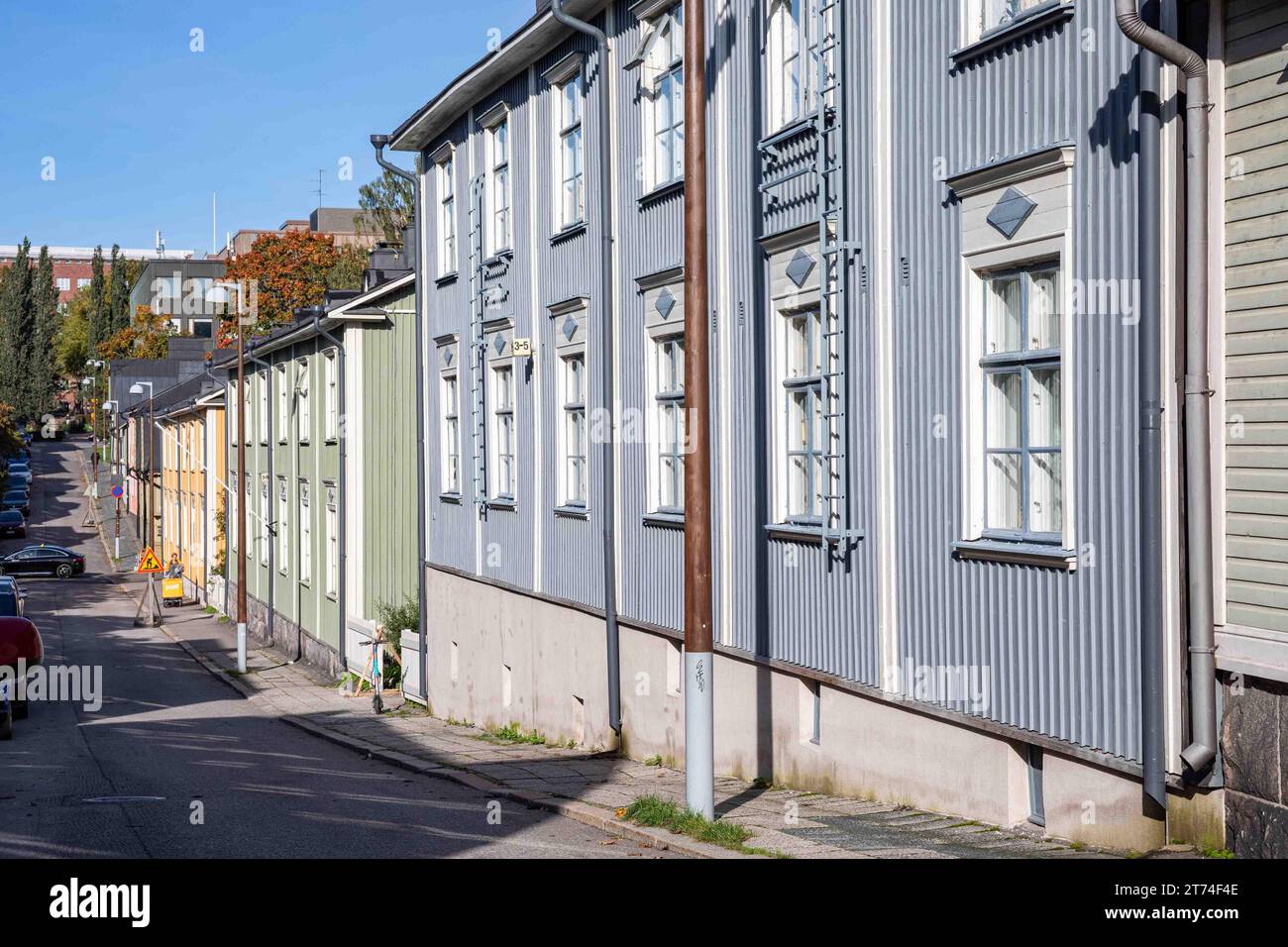 Vista sulla via Keuruuntie con vecchi edifici residenziali in legno nel quartiere Puu-Vallila di Helsinki, Finlandia Foto Stock