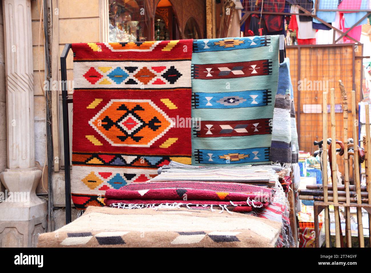 Tappeti multicolori sul mercato all'aperto del bazar Khan al-Khalili, il Cairo, Egitto. Bellissimi tappeti fatti a mano nel bazar all'aperto Foto Stock