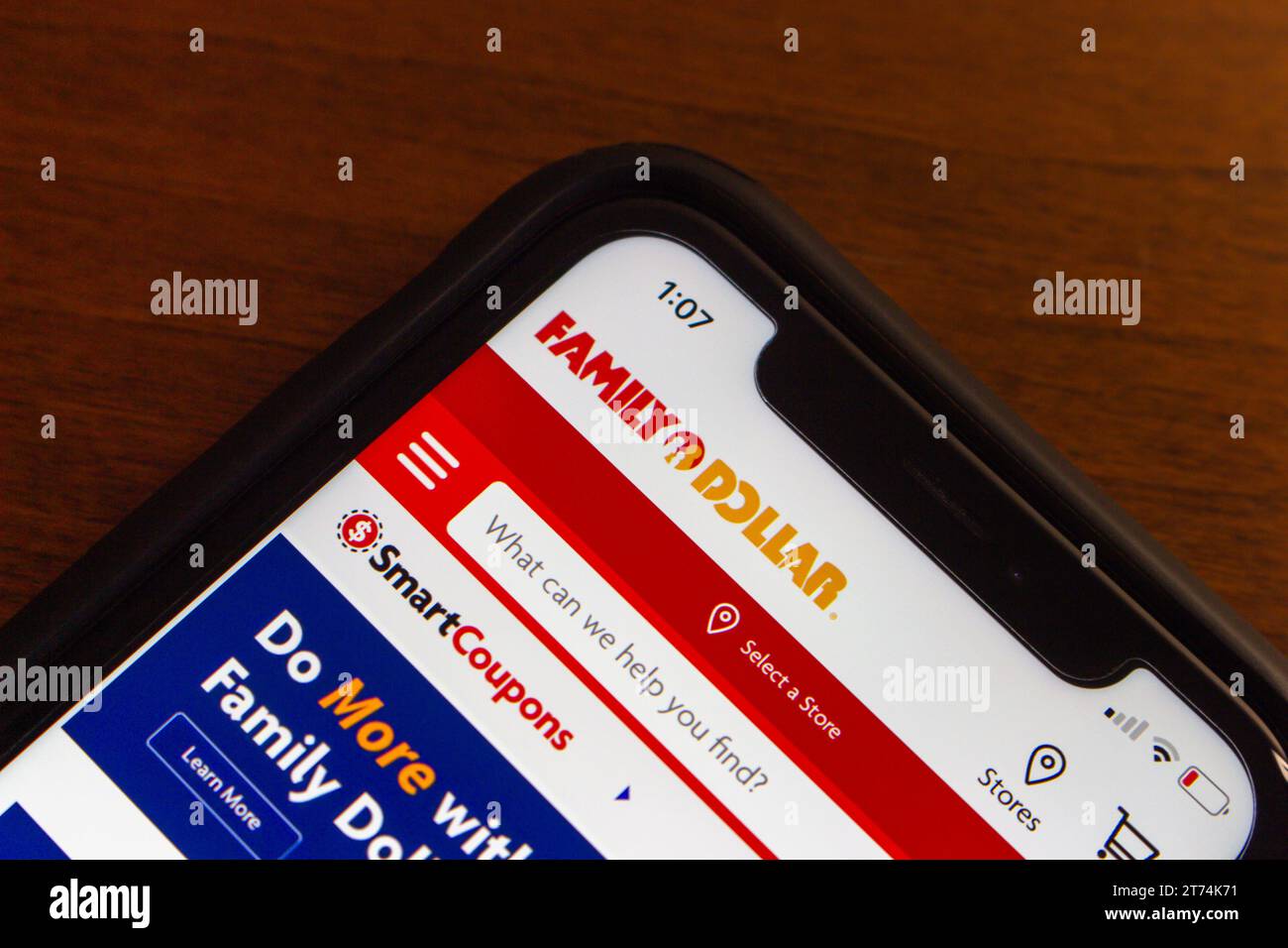 Vancouver, CANADA - 24 ottobre 2023 : sito web Family Dollar visibile sullo schermo dell'iPhone. Family Dollar Stores, Inc. È una catena di negozi di varietà degli Stati Uniti. Foto Stock