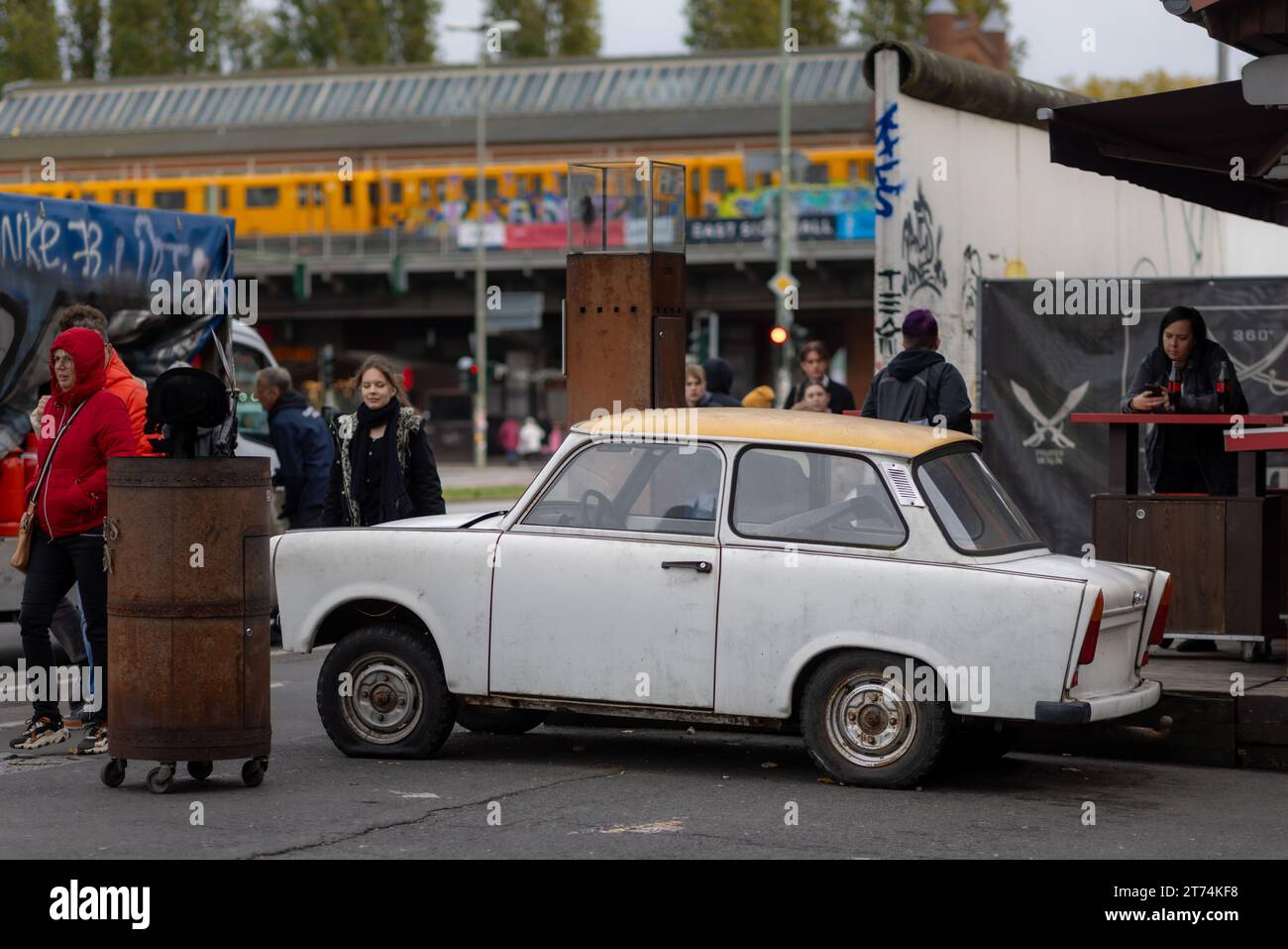 Una storica Trabant parcheggiata a Berlino in una giornata invernale Foto Stock